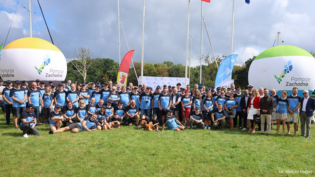 Grupowe zdjęcie uczestników wraz z zaproszonymi gośćmi i organizatorami