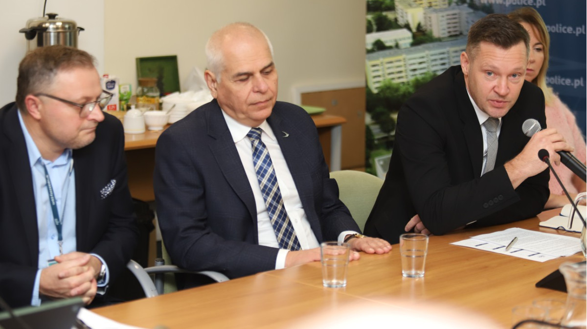 Przy stole siedzą trzej mężczyźni przedstawiciele Grupy Azoty Police