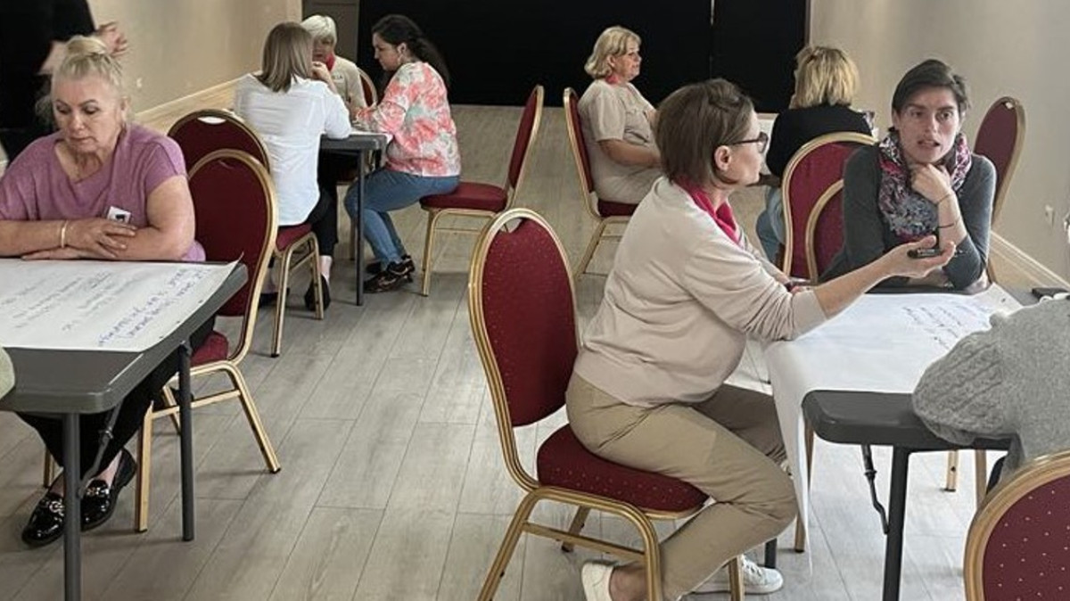 Osoby siedzące przy stołach